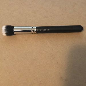 MAC 130 Synthetic Duo Fibre Brush